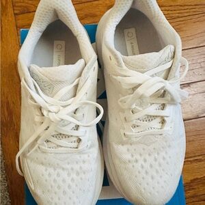 Hoka Clifton 9 white color SZ 7D (wide)